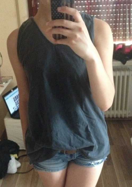 lockersitzendes, schwarzes Top