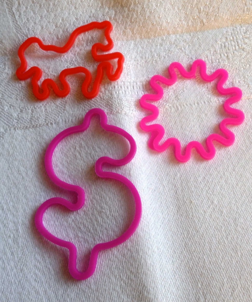 Drei Armbänder aus Gummi in verschiedenen Motiven