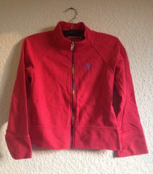 rote Überziehjacke mit Regenbogenreißverschluss