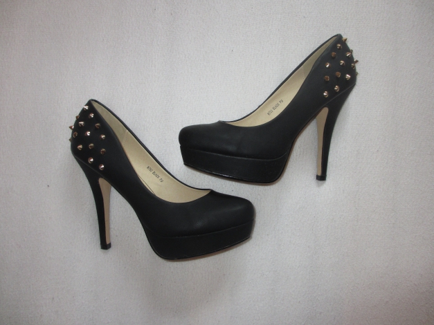 schwarze High Heels mit goldenen Nieten