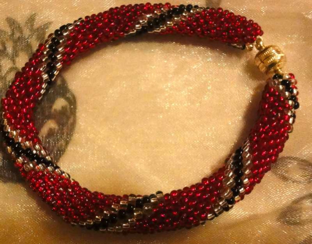 Rotes Perlenarmband