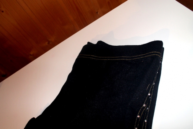 LEGGINGS MIT GUMMIZUG UND STRASSSTEINEN AN DER SEITE