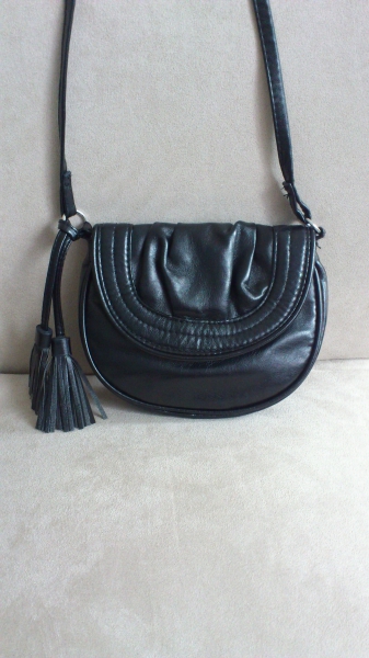 Schwarze Tasche klein halbrund mit Fransen H&M kleine macke