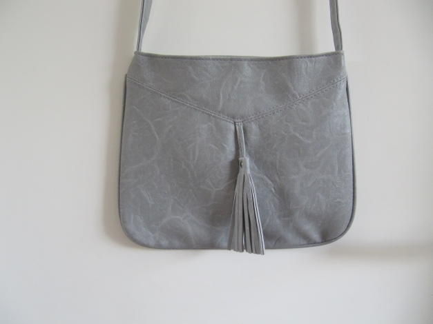 UMHÄNGETASCHE GRAU MIT BOMMEL VINTAGE LOOK  blogger