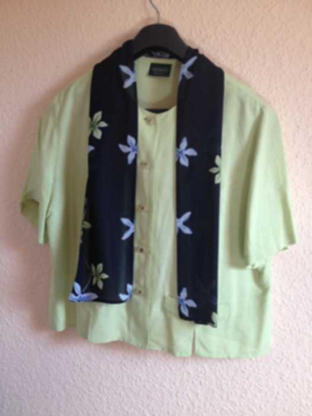 Hellgrüne Bluse mit Tuch