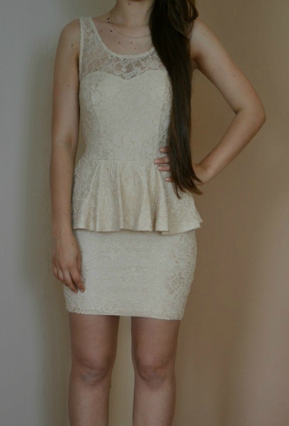 Wunderschönes nude creme Spitzen Peplum Kleid enganliegend Blogger 34 XS wie neu