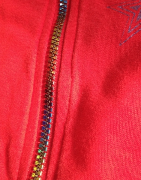 rote Überziehjacke mit Regenbogenreißverschluss