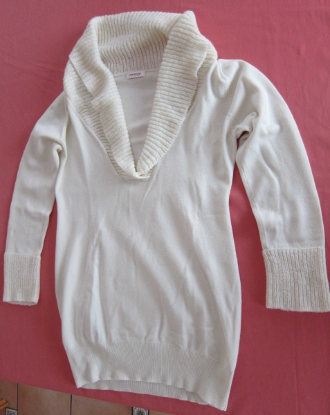 Cremefarbener Pullover mit weitem Kragen