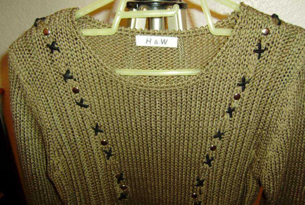 Schöner Stick-Pullover mit Nieten Gr. ca. 38-40 khaki oliv