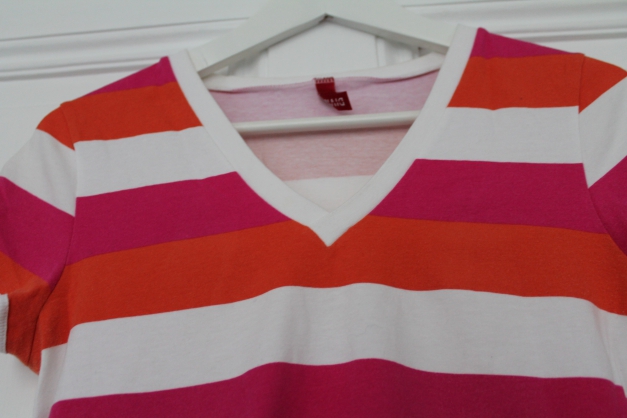 gestreiftes T-Shirt mit V-Kragen