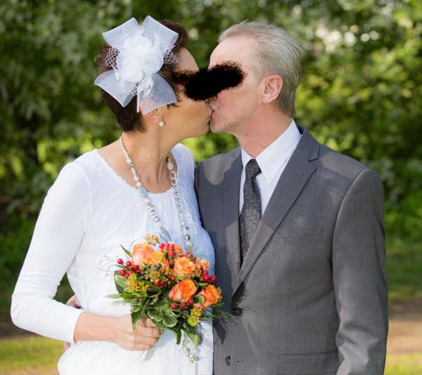 Hübscher Fascinator / Haarschmuck, hält mit Haarreif in weiß, zur Hochzeit oder Standesamt