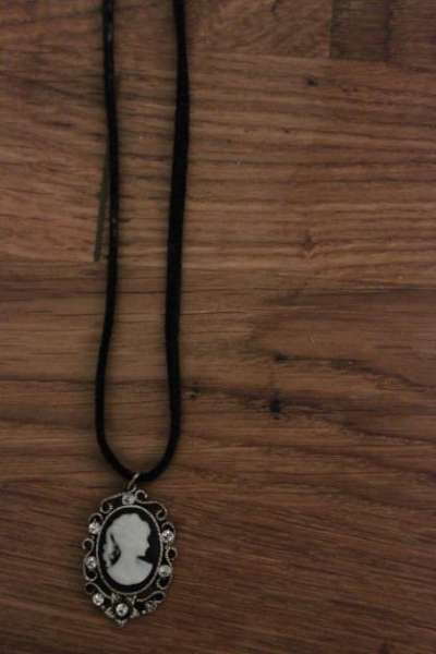  schwarze Kette mit Anhänger