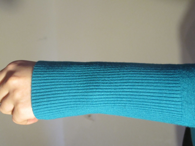 blauer Pullover