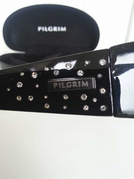 Pilgrim schwarze Sonnenbrille mit fließend schwarz getönten Gläsern und strassbesetzten breiten Bügeln