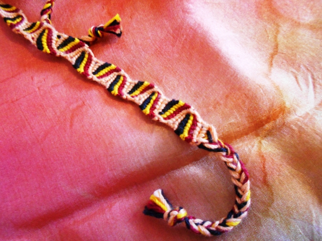 Armband | Freundschaftsarmband rosa-rot-gelb-schwarz