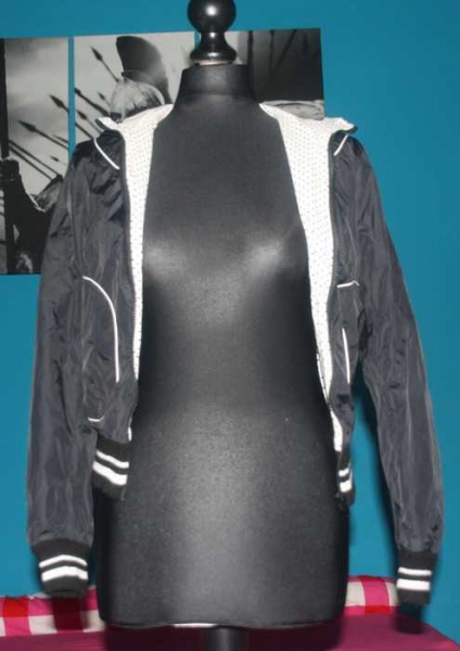 H&M schwarze Jacke, gepunktetes Innenfutter, Übergangsjacke, Punkte