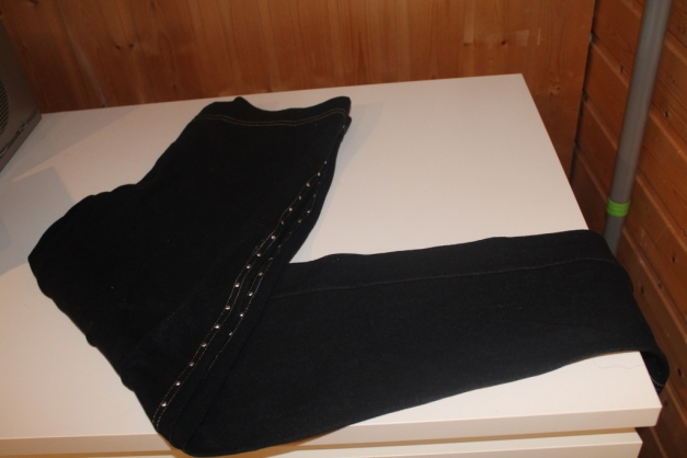 LEGGINGS MIT GUMMIZUG UND STRASSSTEINEN AN DER SEITE