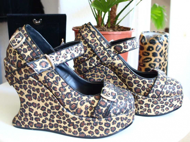 Wedges mit schimmerndem Leomuster