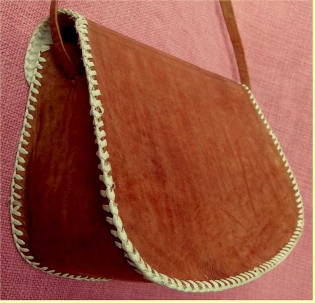Damen-Handtasche aus festem starren Leder , Afrika-Stil , rötlichbraun