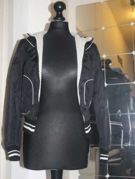 H&M schwarze Jacke, gepunktetes Innenfutter, Übergangsjacke, Punkte