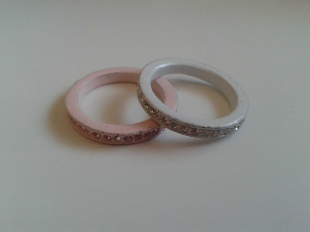 Ringe mit Steinchen