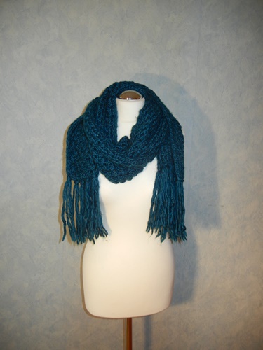 schöner blauer Winterschal