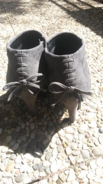 Stiefeletten in Wildlederoptik mit hohen Absatz