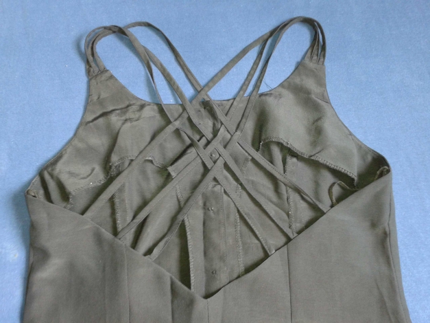 Schwarzes Top mit teils offenen Rücken und Trägern