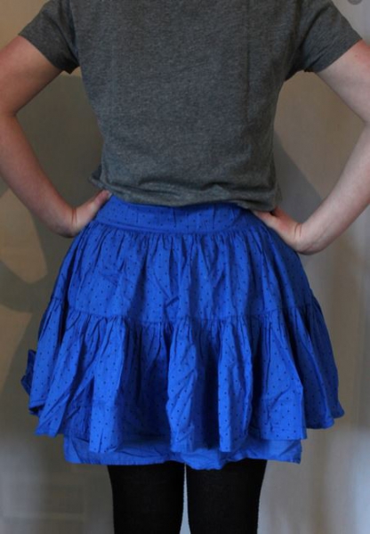 Blauer Minirock mit schwarzen Punkten