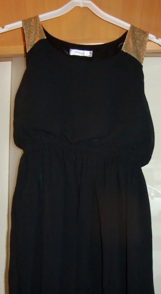 Schwarzes Kleid mit Pailletten an den Schultern