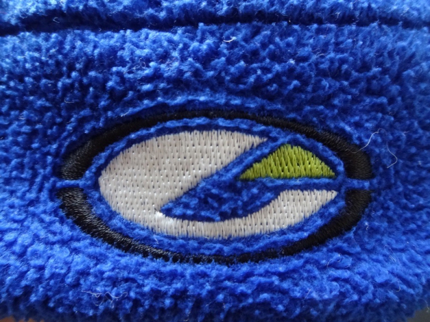 Schöne Mütze von etirel in blau und mit Bommel
