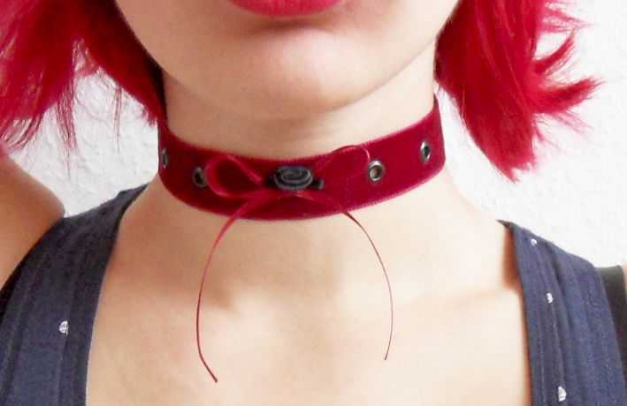 Dunkelrotes Samthalsband mit Nieten Schleife Rose Satin zum Schnüren
