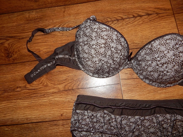 Hübsche moderne Wäsche Gr. 80 C und Slip Gr. 40 Dunkelbraun w Schleifchen