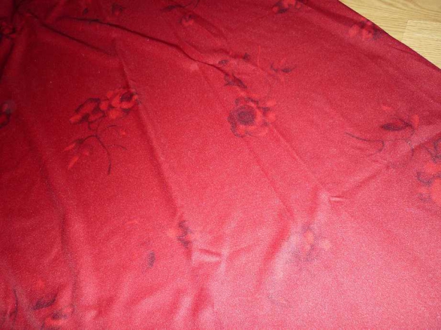 Langer roter Rock mit Rosen