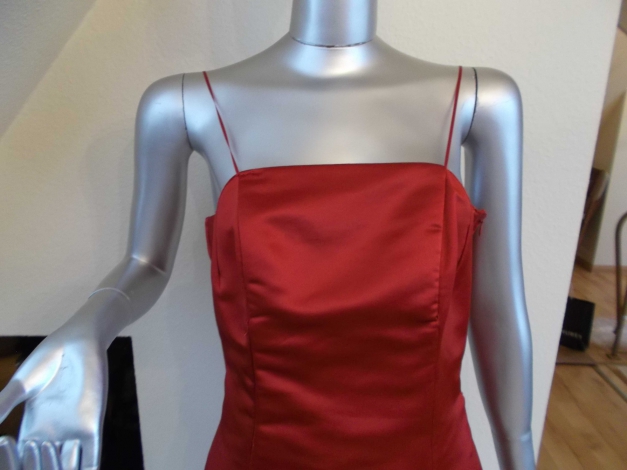 rotes glänzendes Partykleid