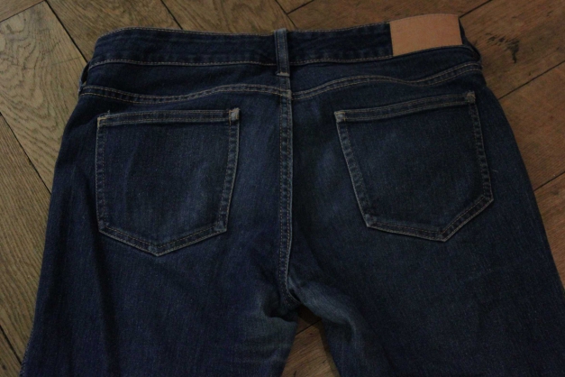  blaue Jeans mit Gesäßtaschen und Hüfttaschen