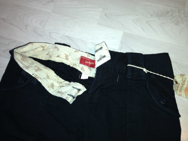 Schwarzehose von der Marke Surplus