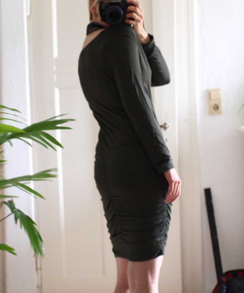 Kleid mit Wasserfallausschnitt
