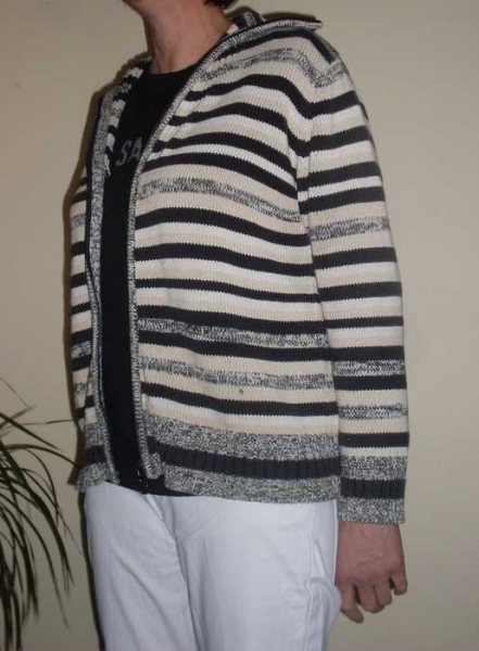 schwarz/ weiß gestreifte strickjacke