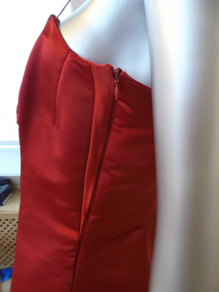 rotes glänzendes Partykleid