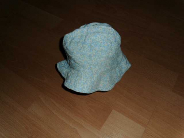 Sonnenhütchen von H&M, mit kleinen Blümchen, Gr. 62