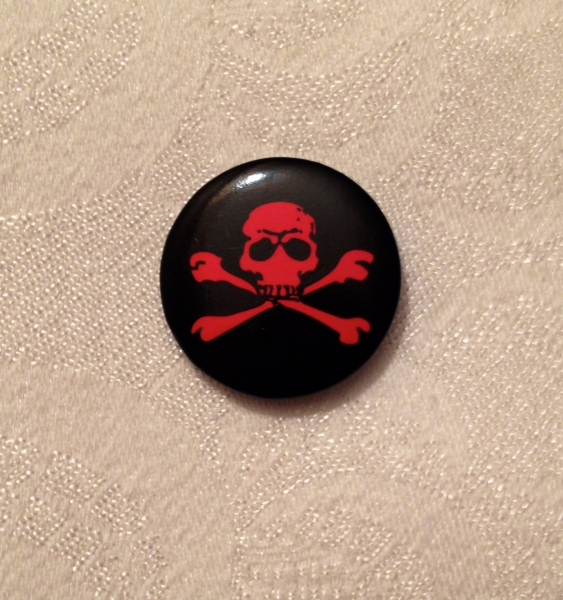 Cooler Button mit Totenkopf