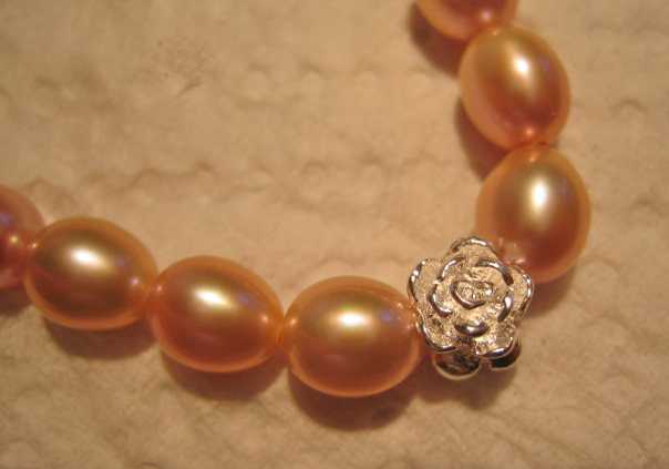 Armband Süßwasserperlen oval 6-7mm lachsfarben mit Rose 925er Silber