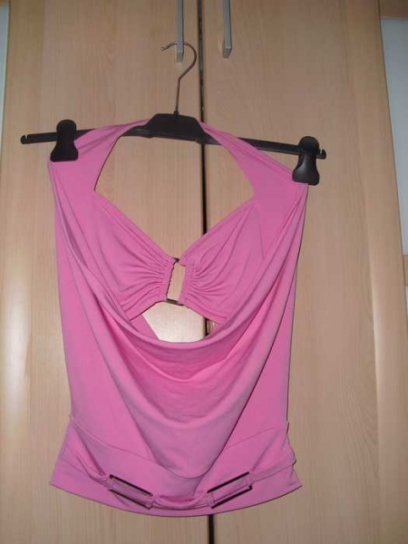  knallpinkes gewagtes neckholdertop mit wasserfallausschnitt