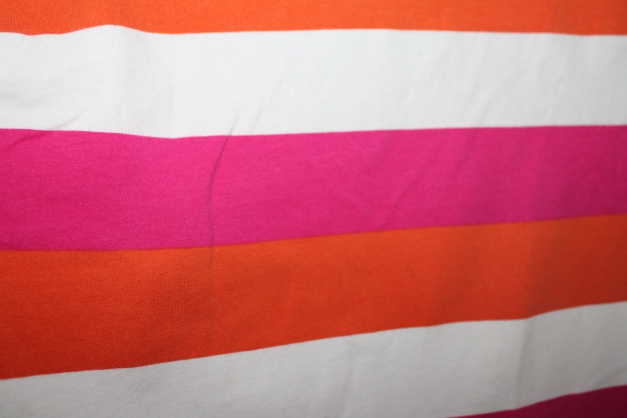 gestreiftes T-Shirt mit V-Kragen