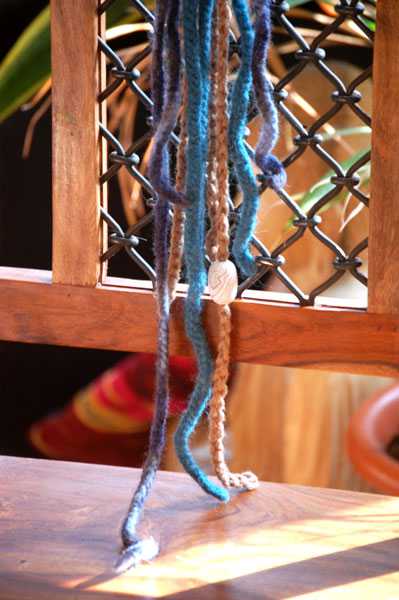 Filz-Dreads-Haargummi blau mit dicker Holzperle