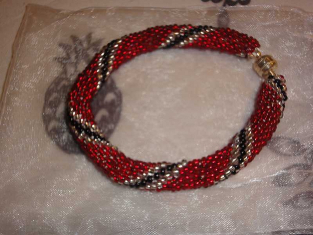 Rotes Perlenarmband
