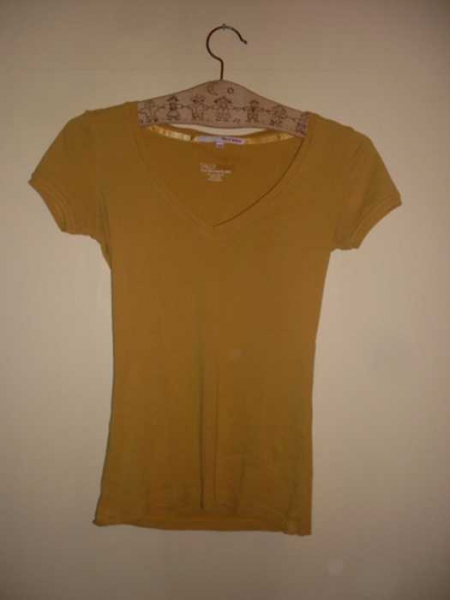 gelbes t-shirt (v-ausschnitt)