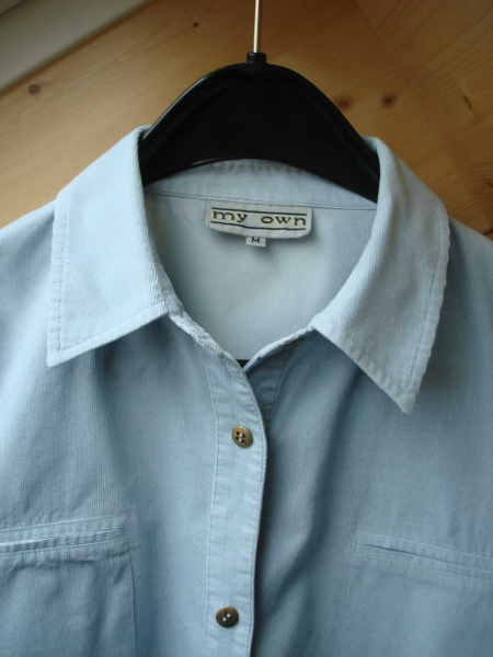 hellblaue Bluse aus Feincord