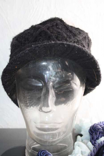 Schwarze Strickmütze mit Schirm